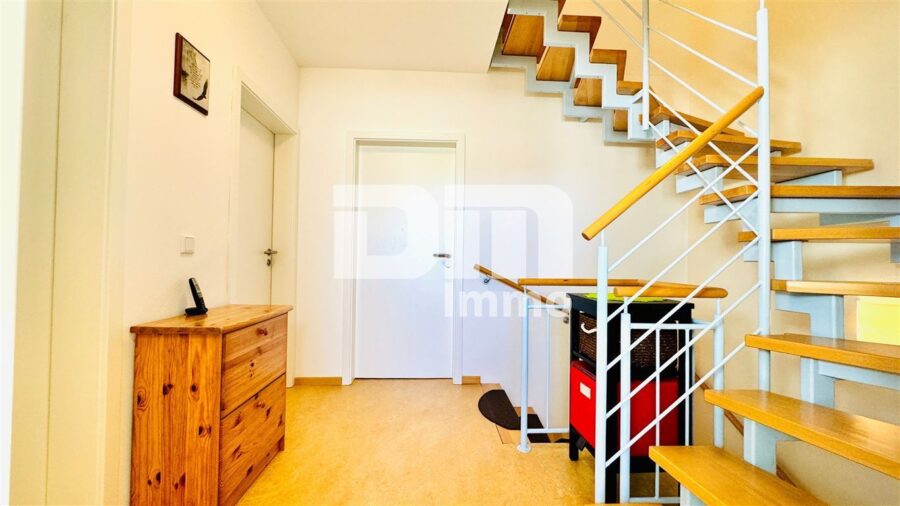 Modernes Familienglück nahe KfW 55-Standard mit Terrasse, Carport und Parkplatz - OG / DG Flur / Diele / Treppenaufgang